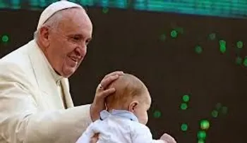 El papa lamenta que las familias no coman juntas y estén distraídas con sus celulares