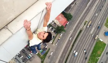 Video:'Rusos locos' se suben a la torre de Shanghái, la segunda más alta del mundo