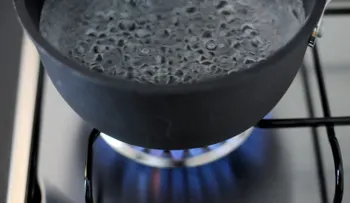 El peligroso reto viral con agua hirviendo que se apoderó de internet: el #HotWaterChallenge
