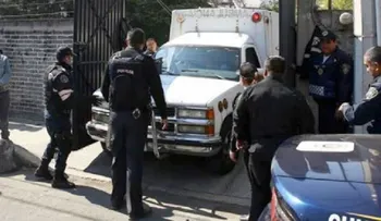 Cuatro miembros de una familia acuerdan suicidarse, pero uno se arrepiente a mitad de camino