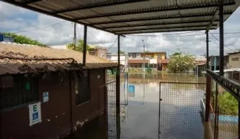 Intensas lluvias inundan 42 sectores de Guayaquil y obligan a suspender clases nocturnas