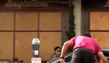 No lo dejaron entrar a restaurante por vestir como indigente, hasta que regresó en un Ferrari (Video)