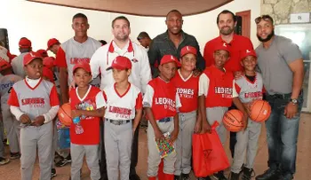 Escogido realiza entrega de juguetes a liga deportiva â??Leones de Chacaâ?