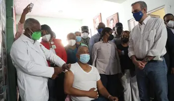 Presidente Abinader supervisa proceso de vacunación
