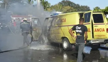 Una ambulancia se incendia en el kilómetro 9 de la Autopista Duarte