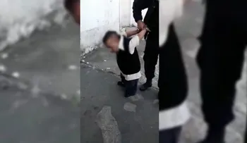 Tres policías se filmaron burlándose de un hombre con enanismo al que habían detenido