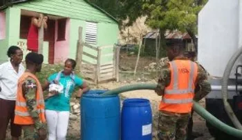 MOPC entrega 126 mil galones de agua potable en Baní