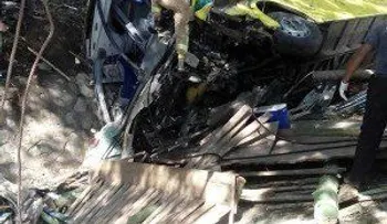 Cuatro heridos al volcarse camioneta en la autopista Duarte