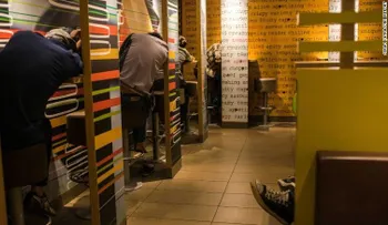 Cada vez más personas duermen en McDonald;s de Hong Kong, ¿por qué?
