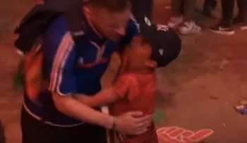 Un joven aficionado portugués da una lección de deportividad en la Eurocopa