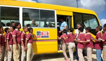 Estudiantes escuela Cristo Rey de San Francisco de Macorís reciben con entusiasmo autobús prometido por Medina