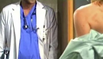 El doctor y su paciente ante la consulta de un bebé 
