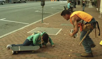Video: Chico se cae de patineta y se desencadena una serie de eventos hermosos