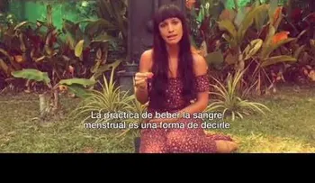 Profesora bebe su propia sangre menstrual para obtener más nutrientes (VIDEO)
