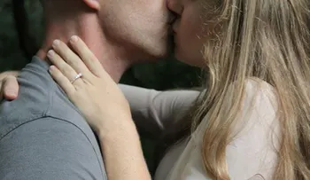 Conoce la enfermedad causada por los besos apasionados