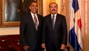 Senador Adriano Espaillat recibe proyecto de Naturalización de Danilo Medina
