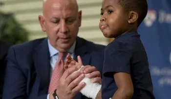 EE.UU.: Niño recibe doble trasplante de mano 