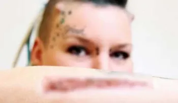 Se cortó la piel tatuada con el nombre de su ex y se la mandó de "regalo sorpresa"