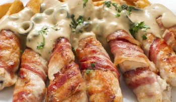 Bastoncillos de pollo con tocineta y salsa gorgonzola 