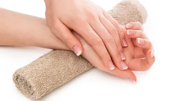 Suaviza las cutículas de las uñas y la piel, con bicarbonato de sodio