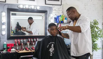 Barberos cortan el pelo de sus clientes y les ayudan a disminuir su presión arterial