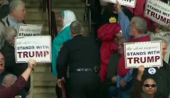 Una mujer con hija fue expulsada de un mitin de Trump