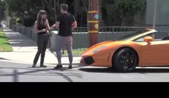 Mujer aceptó subir a Lamborghini y se llevó sorpresa (Video)