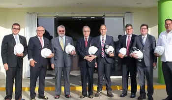 Delegación oficial de Panamá visita instalaciones AES