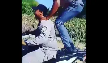  Varios agentes de la PN haciendo piruetas sobre motocicleta en marcha (VIDEO)