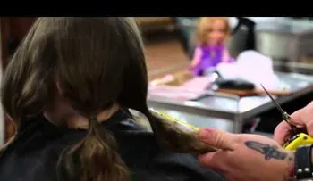 Lo que hace esta niña por amor al prójimo (Video)
