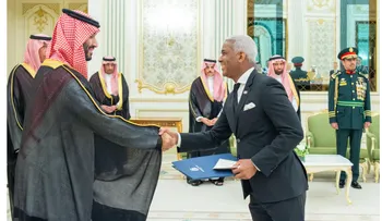 Embajador entrega credenciales al príncipe de Arabia Saudita