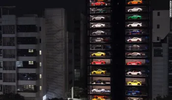 Esta torre de 45 metros es una máquina expendedora para que saques un Ferrari