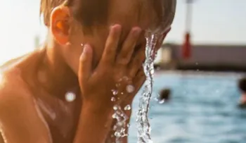 Mujer arroja a un niño a un canal en medio de una pelea callejera