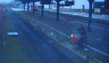 Un hombre tira a una anciana en silla de ruedas a las vías del tren 