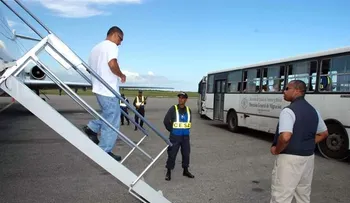 EE.UU. deporta otros 101 expresidiarios criollos tras cumplir condenas