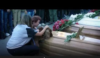 Un perro le da conmovedora despedida a su dueño fallecido (VIDEO)