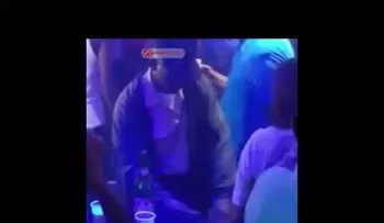 Un policía bailarín calienta las redes sociales con uniforme y su arma en una discoteca (VIDEO)