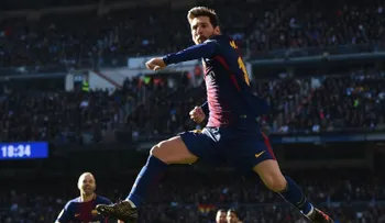 Con Messi, el Barcelona remonta al Sevilla y mantiene el invicto