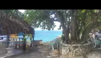 Testigos explican como un hombre se lanzó con su vehículo al Mar (VIDEO)
