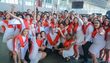 Presidente Abinader recomienda a jóvenes graduados perseverancia, continuar estudios, honestidad y prudencia para alcanzar el éxito