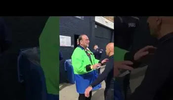 Burlas en la Red por este control en la puerta de un estadio de fútbol