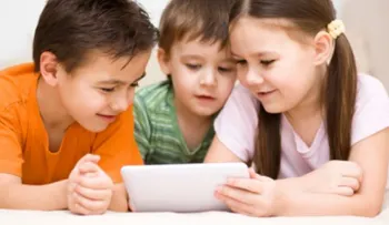 Niños: Por qué no debes entretenerlos con una tablet