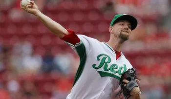 Leake tolera 2 hits en 7 innings; Rojos vencen a Marlins 