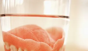Recomiendan a personas mayores quitarse dentadura postiza al dormir