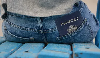 La infortunada fotografía de una joven en su nuevo pasaporte que se vuelve viral 