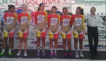 "Atrevido" uniforme de ciclistas colombianas causa polémica.