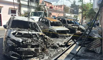 Incendio en la Zona Colonial deja una familia sin hogar y varios vehículos calcinados