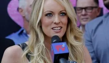 Actriz porno vinculada a Trump y su marido se divorcian