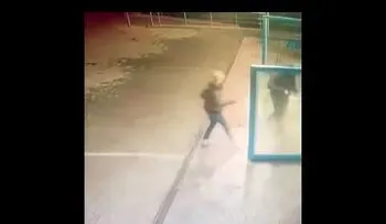 Hombre moja a su pareja con agua helada para "enfriar" una acalorada discusión