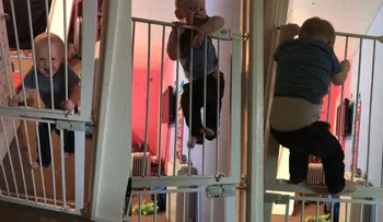La increíble agilidad de un bebé que escapa escalando una alta puerta de barrotes